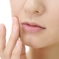 気になる口周りのザラつき……鼻下や顎にできる角栓の原因と対策