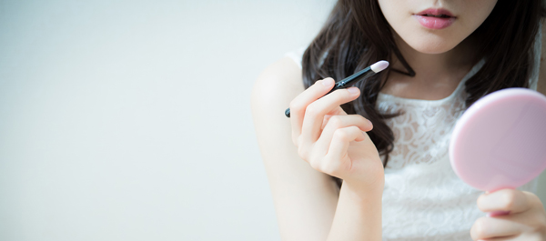 アイラインを引かずにたっぷりのマスカラで目元の印象アップ